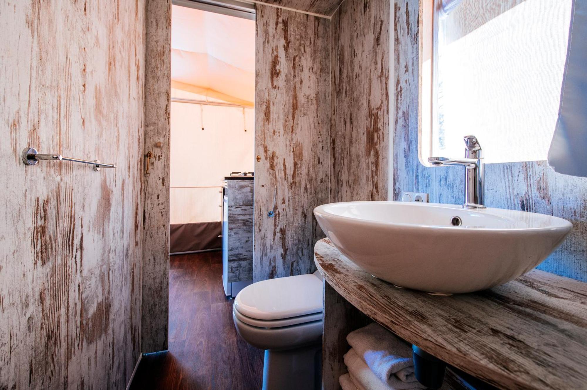 Zaton Holiday Resort Glamping Tents 닌 객실 사진